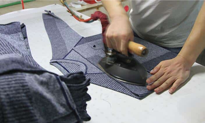 Proceso de producción de ropa sin costuras - Planchado